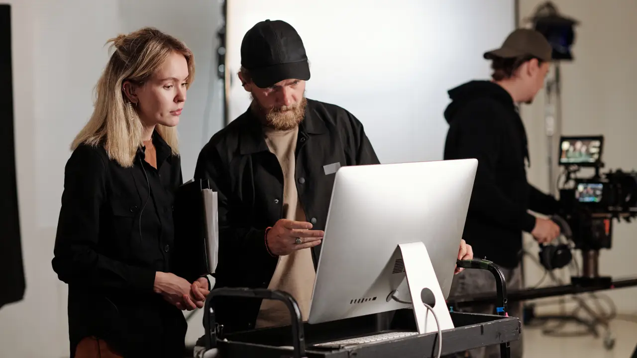 Técnicos analizando una pantalla